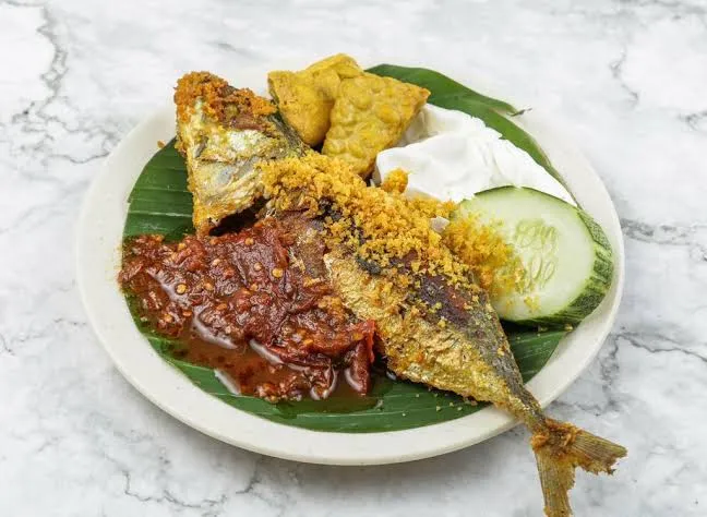 Nasi Ikan Kembung Penyet